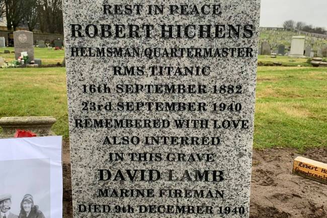 На могиле рулевого «Титаника» Роберта Хиченса установлен надгробный памятник спустя почти 80 лет