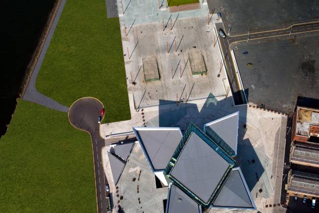 Музей-памятник, созданный на месте возведения трёх суперлайнеров класса «Олимпик». «Титаник-Белфаст» с высоты птичьего полёта