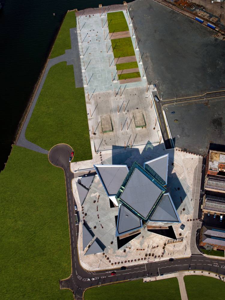 Музей-памятник, созданный на месте возведения трёх суперлайнеров класса «Олимпик». «Титаник-Белфаст» с высоты птичьего полёта