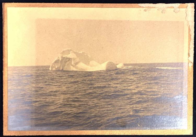 Айсберг, «который потопил Титаник», в рамке из обломков «Титаника»